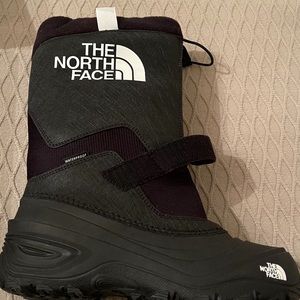The Northface Aspenglow Extreme iii Boys size 5 winter/snow boots EUC